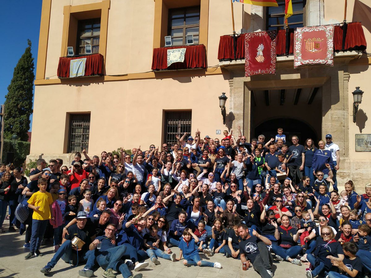 PopularsPaterna's tweet photo. Felicidades @DOSMAIG @FallaGranTeatro @ColomdOr #FallaVicenteLerma #FallaCampament #FallaVicenteMortes #FallaMarianoBenlliure comisiones laureadas en este 20019. Hoy la puerta del @AytoPaterna ha sido testigo del éxito de nuestras fallas. #Fallas2019 #FallasPaterna 💪💪 https://t.co/ElZVCQfOWO