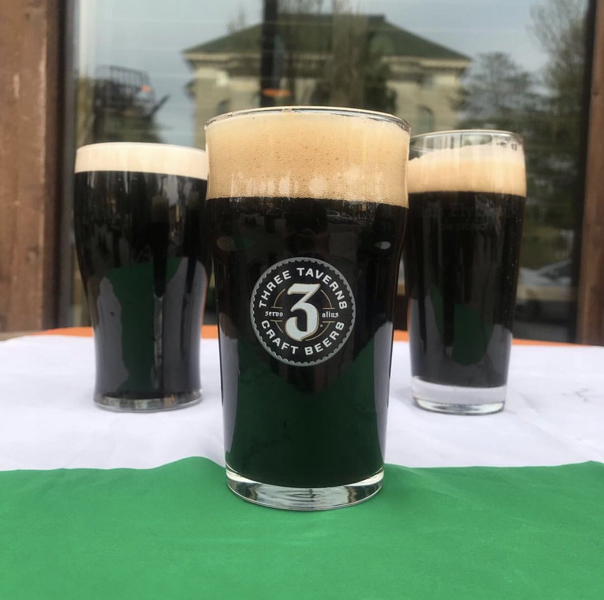 brickstorepub's tweet photo. Bottom of the glass to ya! Happy St. Paddy’s weekend. 🍻☘️🇮🇪 Come have a pint with us. Let’s be real... two pints. #stpatricksday #irish #irishstout #threetaverns #guinness #birdsflysouth https://t.co/4QnBStX4Wb