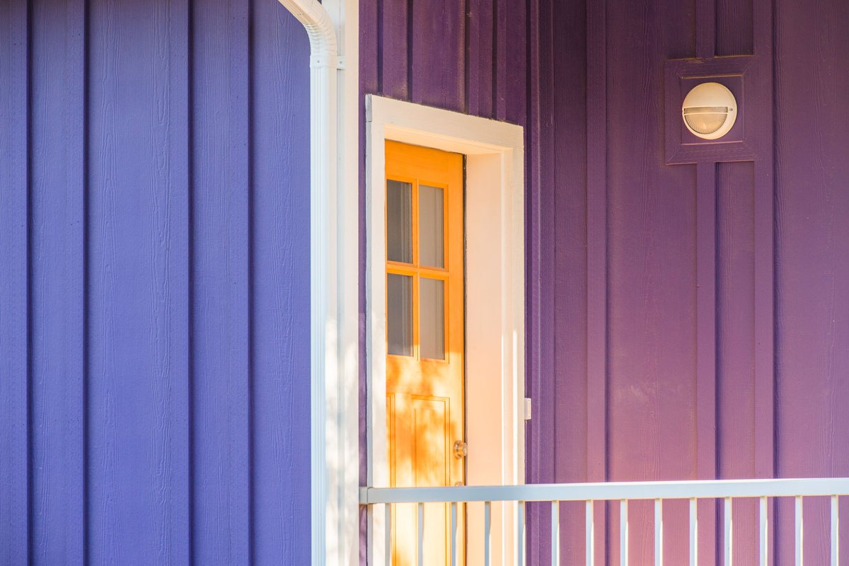SpiritBayLiving's tweet photo. Spirit Bay's home colour palette is divine. We love how the qualities of sunlight during the day can bring out natural variations in each hue. The left of the photo is in the shade and the right is catching early evening light. #seasidevillage #spiritbay #yyjhomes https://t.co/2EC0FzeP2e
