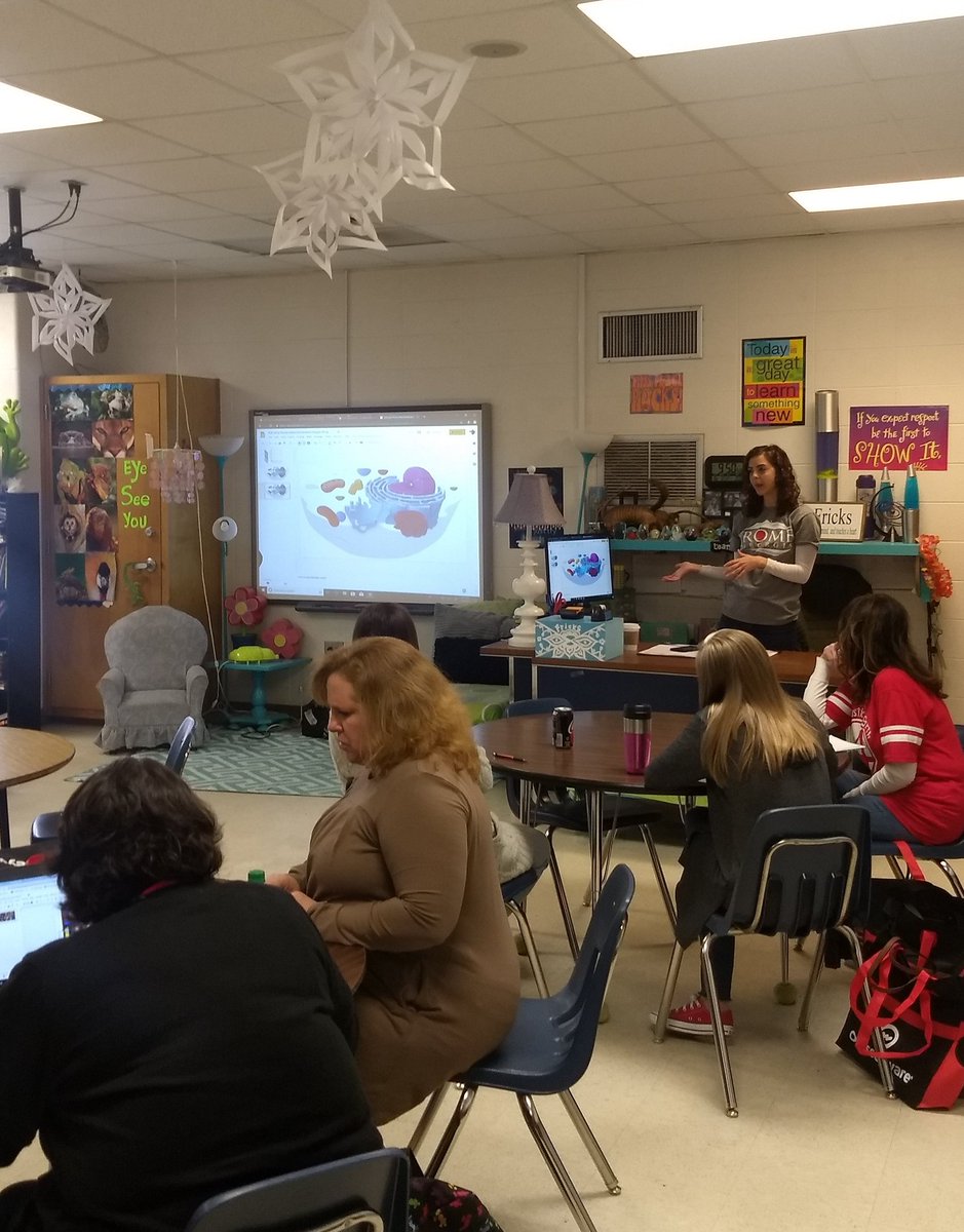 Our #fcsdot own <a href="/ejstallings/">Ɛмιℓу Sтαℓℓιηgѕ</a> presenting at #edcamprome about how to use Google Slides in your classroom! #floydpln