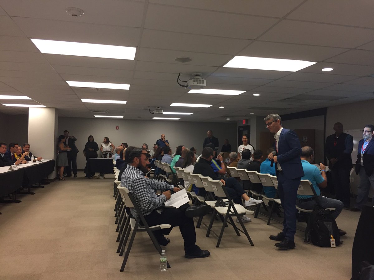 erjusinoa's tweet photo. #EleccionesFPF: ya la Comisión Electoral organizando a los electores. https://t.co/WidYKUNAki