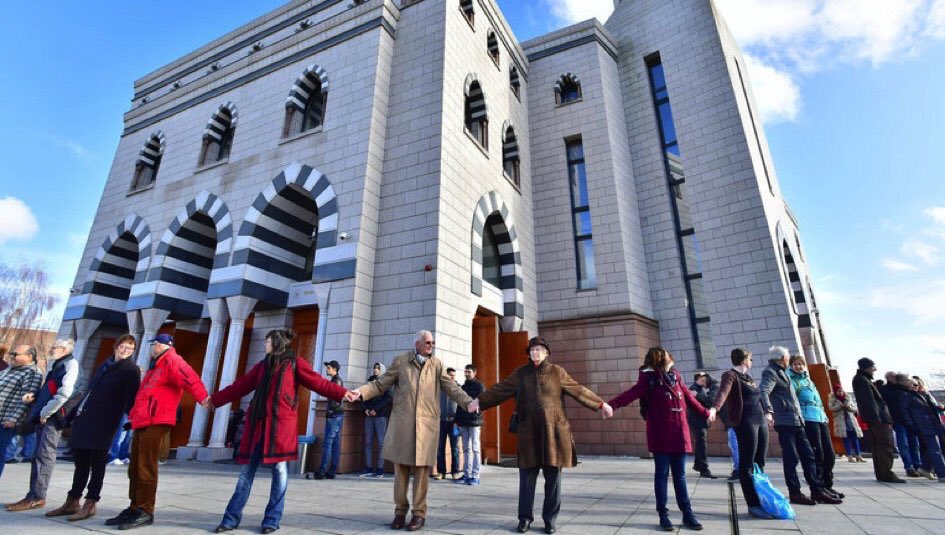 bilio_muydunuz's tweet photo. Burası Kanada, yeni Zelanda da ki kalleş saldırı sonrası Kanadalılar, Müslümanlar camii de namaz kılarken, bir saldırı olmasın diye dışarıda etten duvar ördüler ve dünyaya anlamlı bir mesaj gönderdiler.
#NewZealandMosqueAttacks https://t.co/qRotmKp7Qi