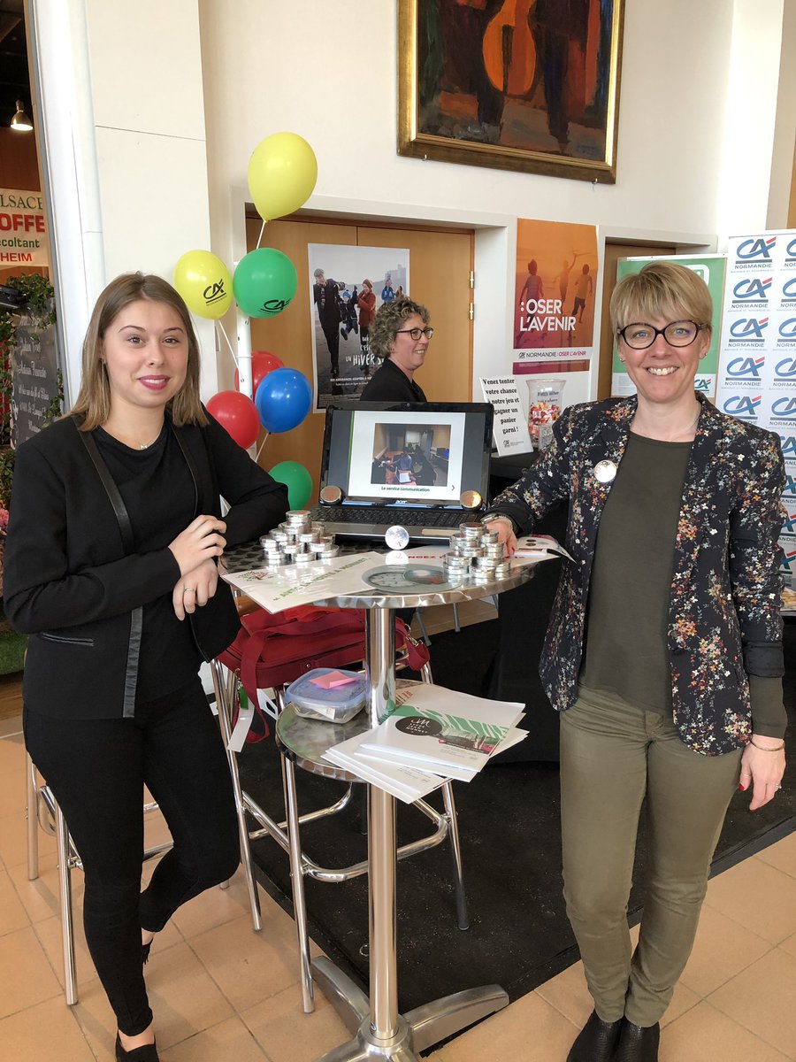 CHAUVEAUPascal1's tweet photo. Les mini entrepreneurs à la foire au boudin avec la Directrice du Crédit Agricole de Mortagne-au-Perche . Les ventes de boîtes dépassent nos espérances @la_monnet @acCaen @EPANormandie @PnrPerche https://t.co/fg96O1ryXs
