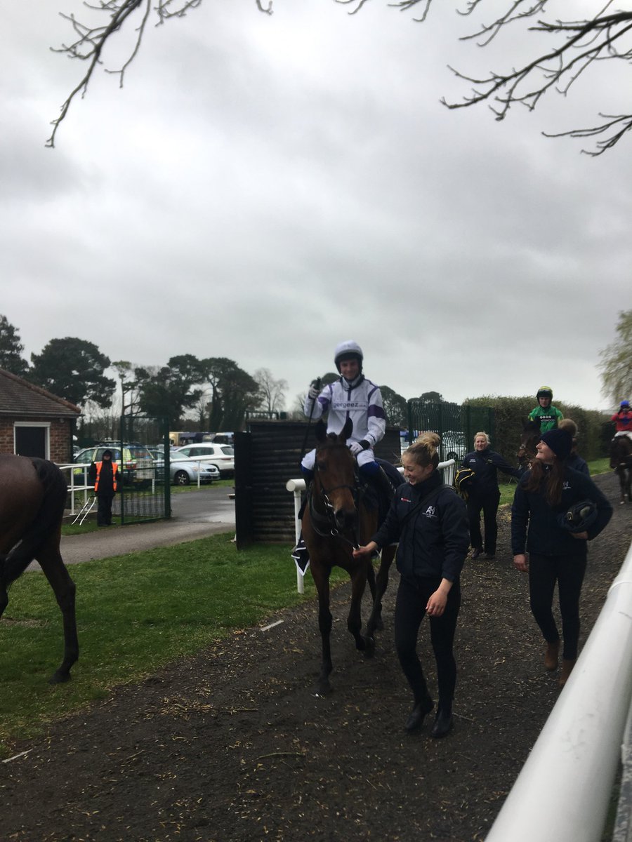 62pilgrim's tweet photo. Nice start to a busy day for ⁦@AJHoneyball⁩ racing as Duhallow Gesture wins the first at ⁦@FontwellPark⁩ under ⁦@Rex_Dingle⁩ https://t.co/OAVbbktvWC