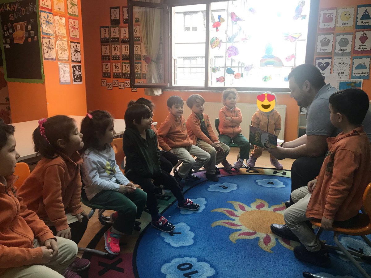 Çocuğun en yakın çevresi ailesidir. Okulda verilen eğitim, ailede de destek görmeli ve pekiştirilmelidir ki çocuk bu dönemi daha etkili geçirebilsin. Bizlerde Minik Sincaplar sınıfı olarak velilerimizi kitap okuma saatine davet ederek bu kazanımı pekiştiriyoruz.<a href="/Serkan_Celik52/">Serkan Çelik🇹🇷</a>