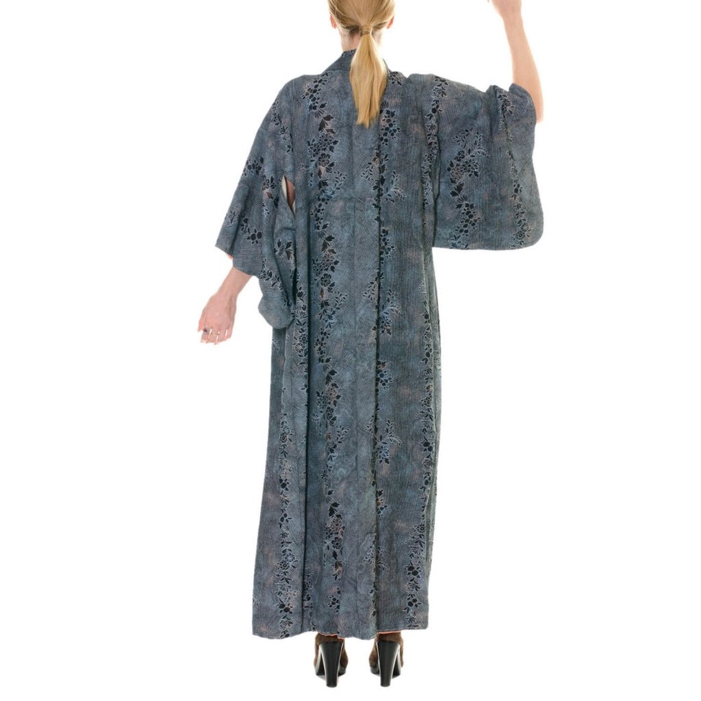 ModernArchiveDe's tweet photo. Isn't the floral motif running down the back of this long grey kimono lovely? ๐๐ต Shop now via the link in our bio
#sustainablefashion #ethicalsilk #greenfashion #kimonolover #kimonolove #vintagelove #kimonoclub #kimonoqueens #statementjacket https://t.co/Dwb1ZKy8Po
