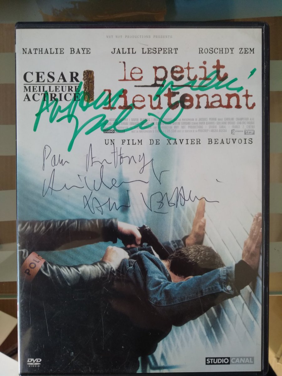 Quand tu commences à aménager ton nouveau bureau. Poke <a href="/xavierbeauvois1/">Beauvois</a> #PetitLieutenant <a href="/JalilLespert/">Jalil Lespert</a> 

Et dire qu'il me manque encore l'autographe de Nathalie Baye et de Roschdy Zem.

(Oui j'aime beaucoup ce film)
