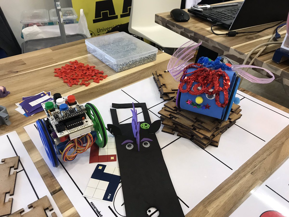 nuria_imeq's tweet image. Pausa para comer. Stands vacíos #ArduinoD19 @ArduinoDayZgz @asrob_uc3m #womaker