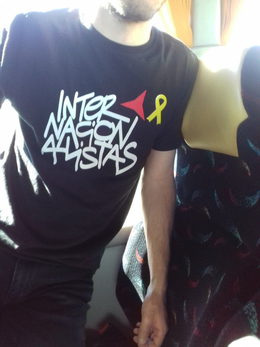 CSO_LaMolinera's tweet photo. El bus desde Pucela para #OmplimMadrid16M lleno de mensajes! #LlibertatPresosPolítics https://t.co/72hscGoajV