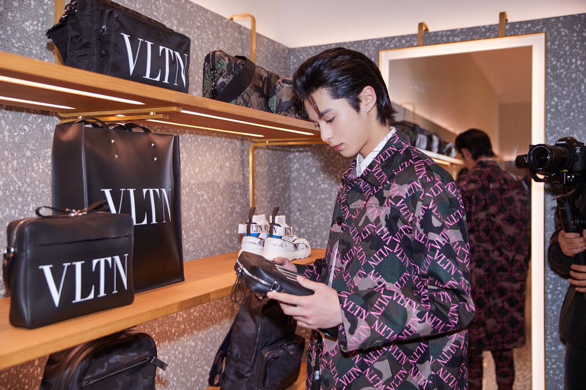cdrama tweets on X: Dylan Wang attends a Valentino brand event