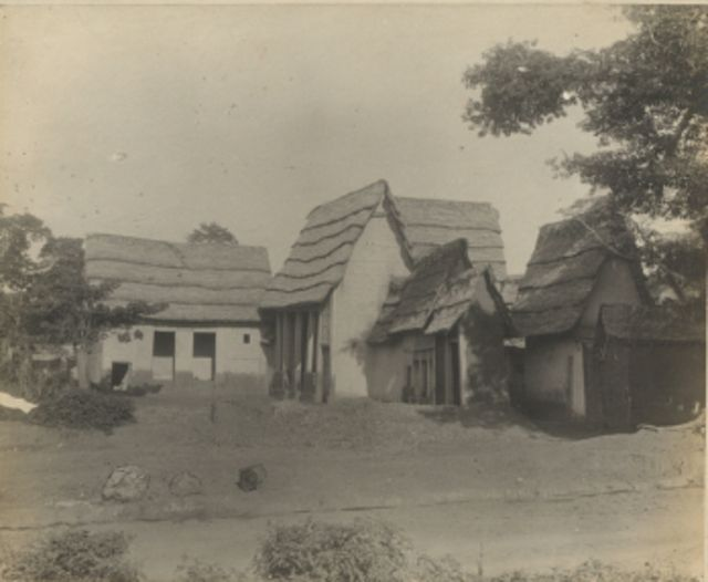 MrBasabose's tweet image. Nobody: 🤐
Colonizers: We came to Africa and found them living on trees running from wild animals. We brought them civilization.

(Medieval #Ghana.  King&apos;s House and the Capital...) 
#Afritecture #VernacularArchitecture