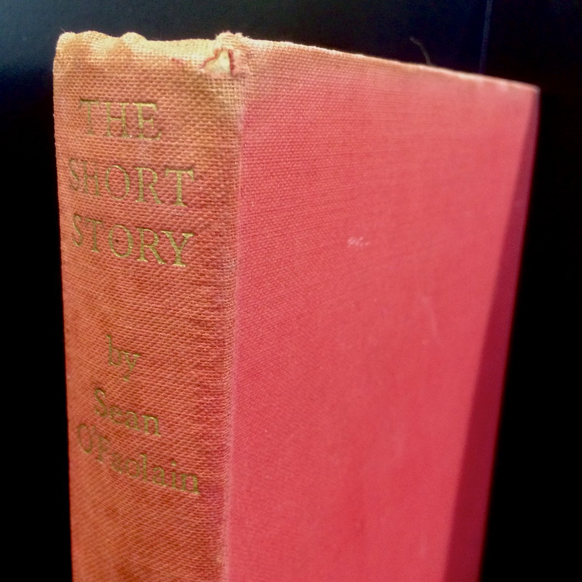 chaptersbooks's tweet photo. Even short story writers need guidance sometimes! Mary Lavin's personal copy of "The Short Story" by Sean O'Faolain is now available in our secondhand department for €40.
#marylavin #shortstory #writers #seanofaolain #irishwriters https://t.co/WuavZG4jvS