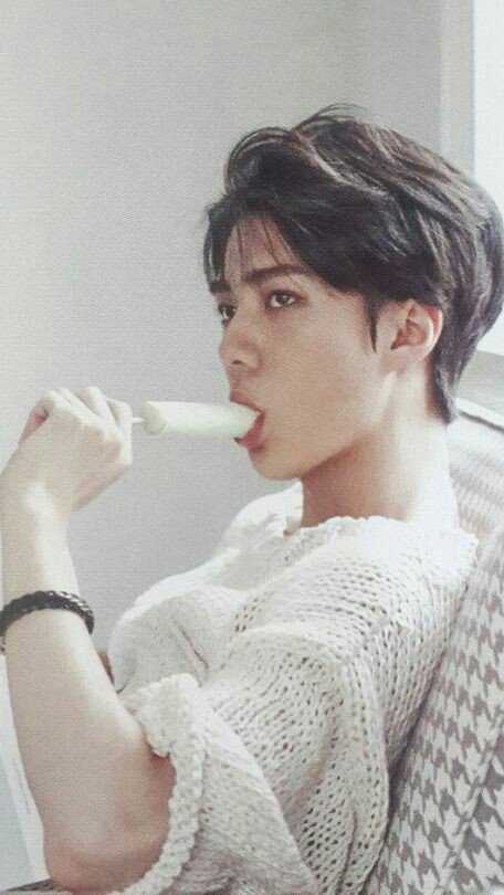 Rahmayunia5's tweet photo. Like ice #TwitterBestFandom #TeamEXO #soompiAwards  @weareoneEXO https://t.co/dBXIhWe669