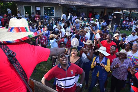 kbcenglish's tweet photo. @SirElvis01 playing #WagonWheel #kbcsafarisundowner https://t.co/qkVevt2QNY