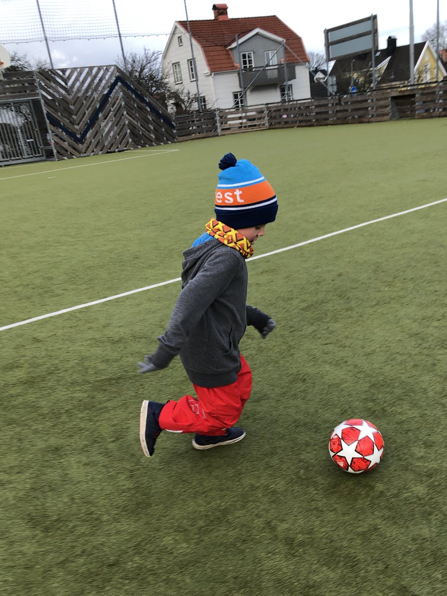 Idag tunnlade han mig för första gången. 
Min spontana reaktion: först en tiondel av förvåning, sen en tiondedel av stolthet, och sist tacklade jag ner honom.  
Eftertanke: kunde nog låtit honom njuta lite till.
