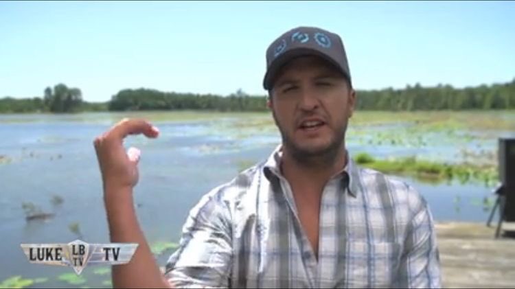 gillianKelley2's tweet photo. I absolutely love watching these @Cabelas commercials of @LukeBryanOnline . #LukeBryan #Itsinmynature #32bridge https://t.co/V6ALss32jP