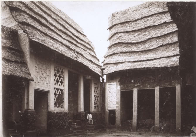 MrBasabose's tweet image. Nobody: 🤐  
Colonizers: When we arrived in Africa, there was NOTHING built, naked they were, living on trees.

(But 1st thing they did upon arrival was to destroy all they&apos;ve found because they couldnt understand or build upon it to sustain their lies...)
#Ghana #Afritecture