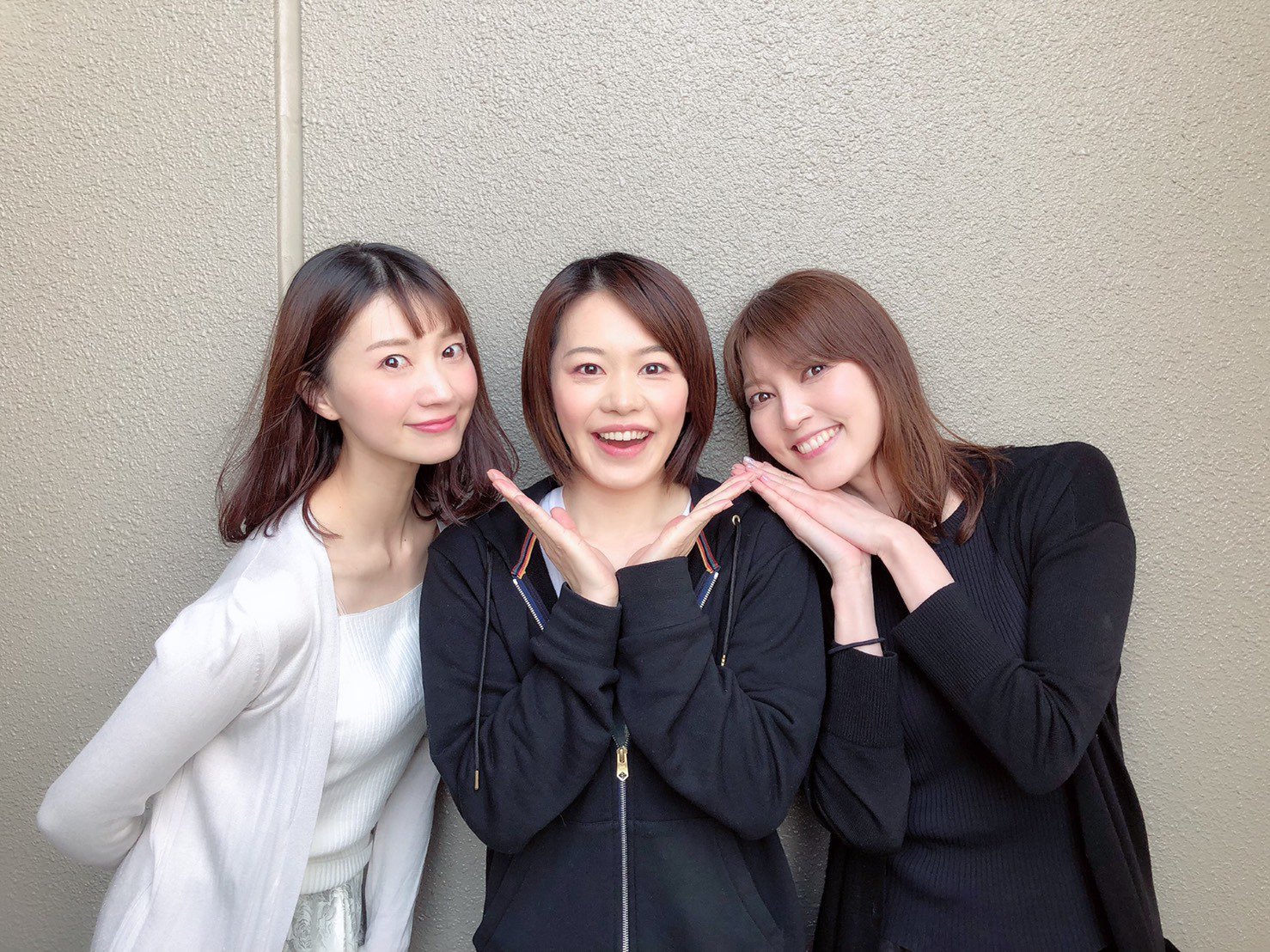 朝夏まなとマネージャー 時々朝夏まなと インスタとは別ショットの宝塚三姉妹 着々と 稽古も進み 壁を乗り越える作業も 新たな出会いの役者さんたちとの芝居も毎日楽しそうで 仕上がりがとても待ち遠しいです セットもすごそうですよー 乞うご期待