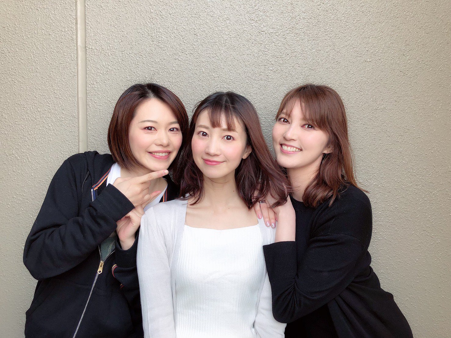 朝夏まなとマネージャー 時々朝夏まなと インスタとは別ショットの宝塚三姉妹 着々と 稽古も進み 壁を乗り越える作業も 新たな出会いの役者さんたちとの芝居も毎日楽しそうで 仕上がりがとても待ち遠しいです セットもすごそうですよー 乞うご期待
