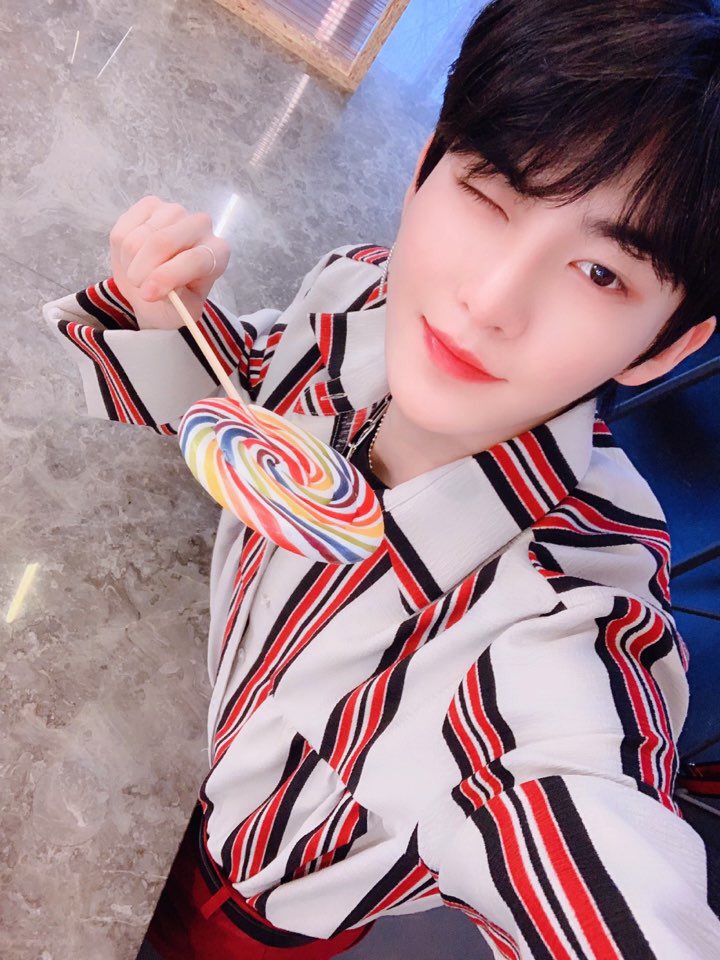 HWALLILEO's tweet photo. 📨
To: @shxnyene

       Happy (late) White Day, princess! 🍭💕💞

        사! 랑! 해!

                                         From: 🐾 https://t.co/W52SXT7Sik