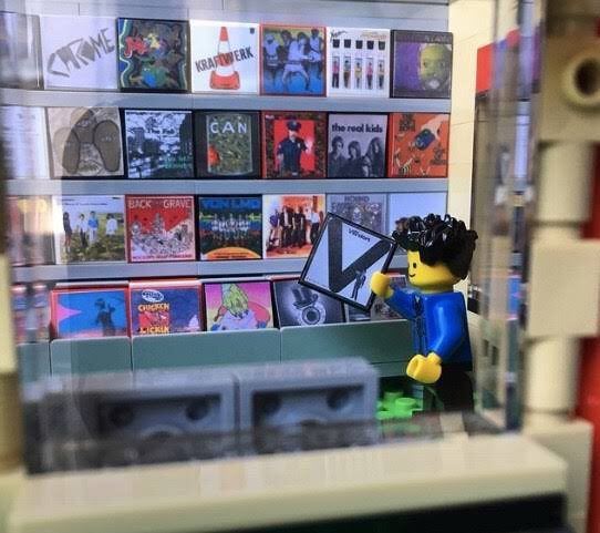 4CrateDiggers's tweet photo. Right this way to Brick City Records! ➡️ 

A LEGO record store meticulously designed and built by an amazing artist called Coop 👏

#cratedigging #cratediggers #recordcollector #vinylcollector #vinylcommunity #music #discogs #discogsontheroad #recordstore #lego https://t.co/LQi2ra5jqb