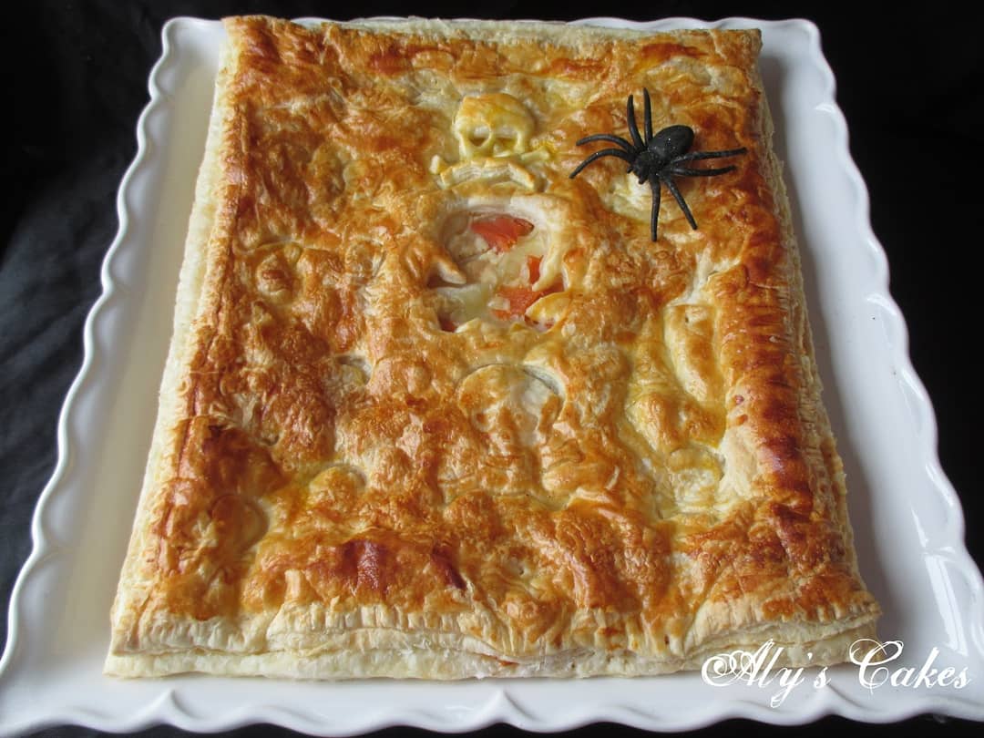 *Empanada de hojaldre rellena de trucha ahumada con queso
(Quien dice trucha, dice salmón ahumado)
#adtenerselagenteadieta 😜
Las recetas aquí: alyscakes.blogspot.com/2019/03/fiesta…
Esto forma parte de la fiesta de calaveras, de ahí la decoración. 😉