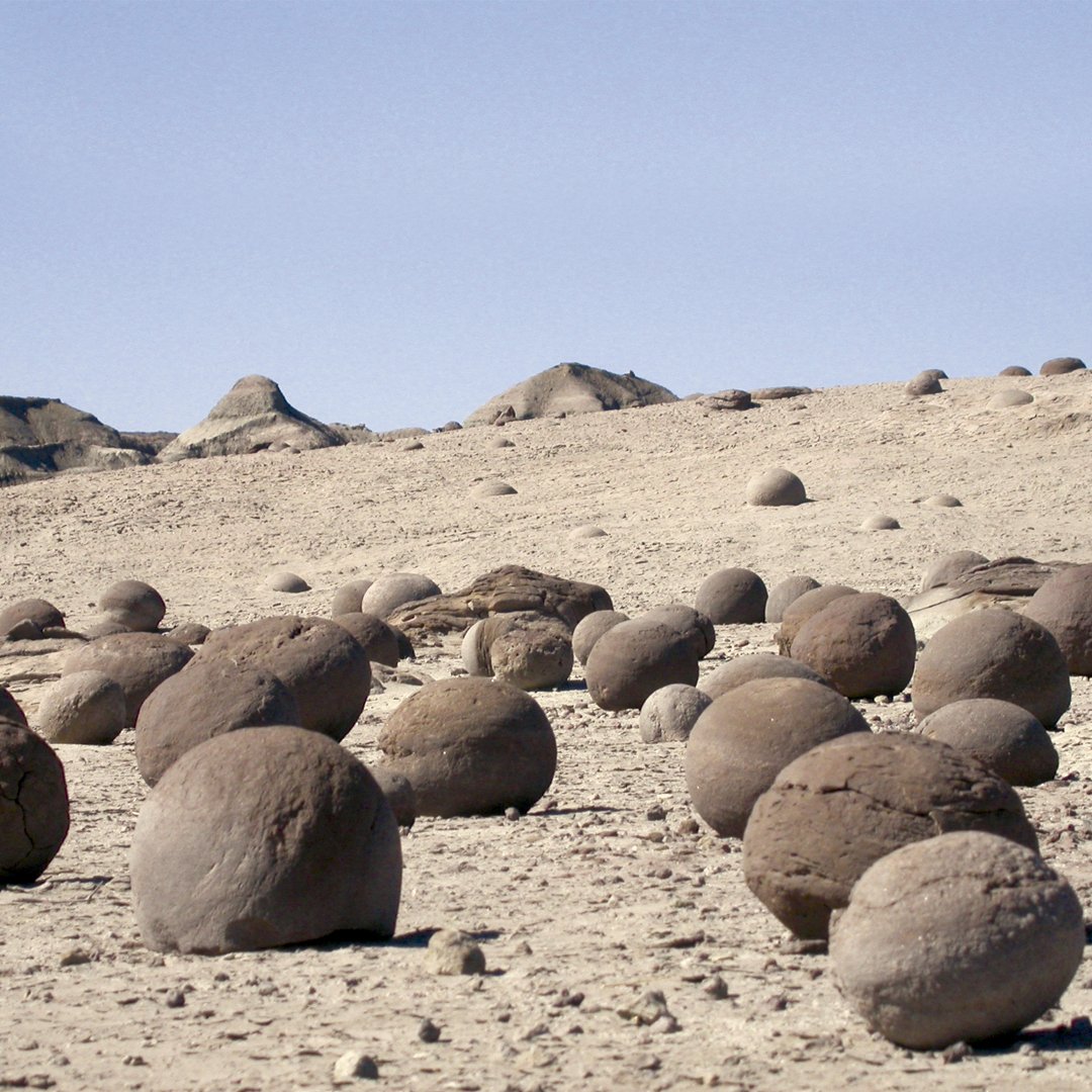 054travel_'s tweet photo. >>> Qué tipo juguetón el tiempo.

Ischigualasto es un espectáculo increíble donde 200 millones de años de vientos y sedimentación fueron moldeando formaciones alucinantes. Como esta cancha de bochas, los juguetes del tiempo.

#ConocéArgentina https://t.co/LaGnmYOau6