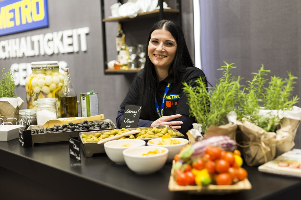 METRO_DE's tweet photo. Natürlich könnt ihr auch unsere #METRO Eigenmarken METRO Chef, METRO Professional und METRO Premium an unserem Stand entdecken und probieren. Besucht uns einfach auf der #INTERNORGA2019! https://t.co/9EPyWmmvRX
