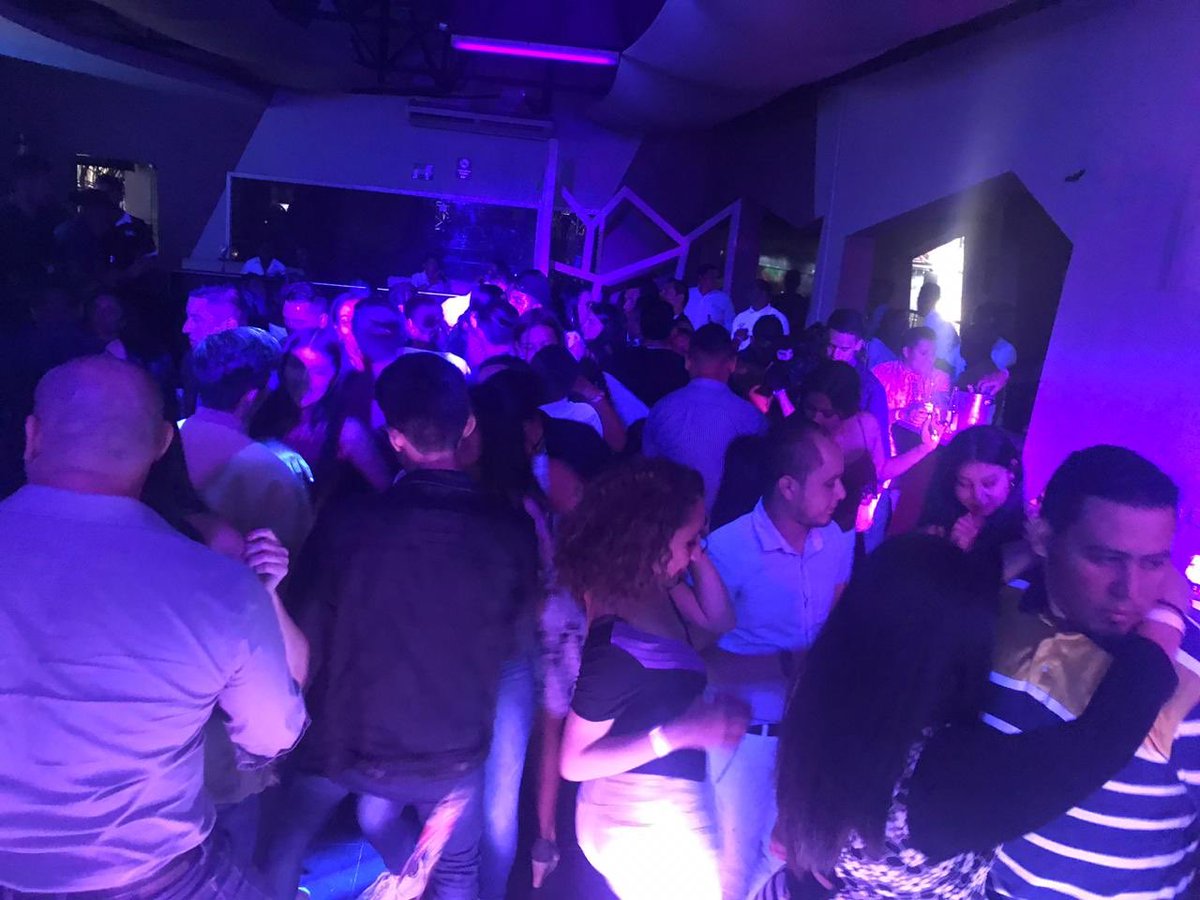 RadioW107's tweet photo. Un éxito nuestra Fiesta anoche en Qv te compartimos fotos de Ganadores de Dinero en Efectivo y el Ambiente de W107 #LaCasaDeLosExitos #29Aniversario #YaCasi30 https://t.co/VYcP6Lszc1