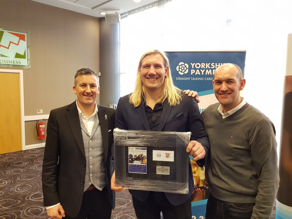 emmo99's tweet photo. WARNING: A couple of Huddersfield's finest sportsmen but if you ever get approached by them giving you tips on horse racing, please IGNORE. Top tipsters @BigEorl and Andy Booth, know nothing ๐ด๐
2 points out of 80 ๐
Thanks for a great day @seeitnowsports
#Cheltenham
#skanked https://t.co/rfxuhGBo5M