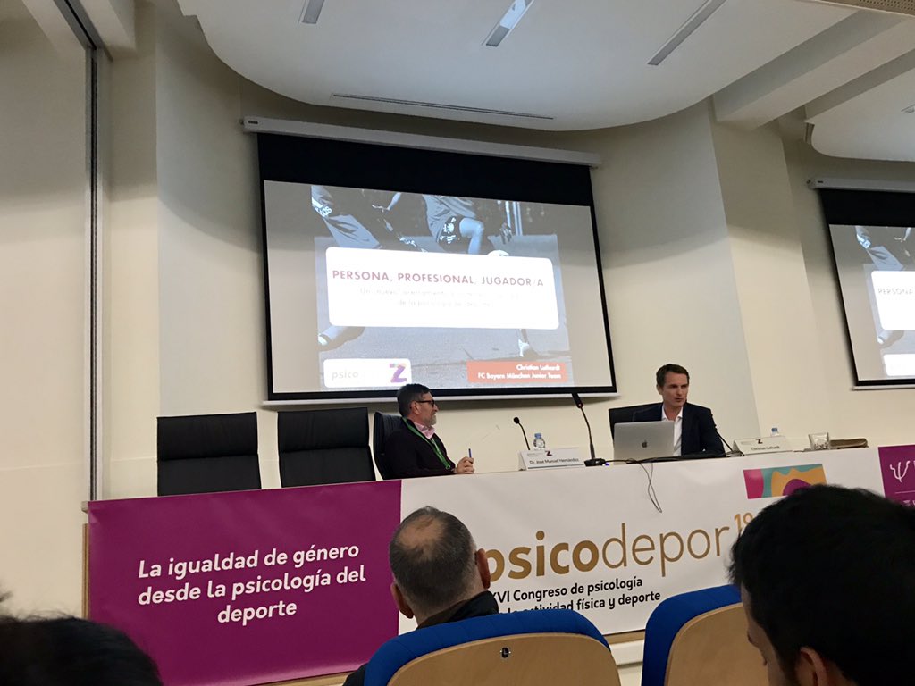Genial congreso @psicodepor19 con aportaciones de <a href="/Patri_Psicologa/">Patricia Ramírez</a>, <a href="/joaquindosil/">Joaquin Dosil</a> o <a href="/cluthardt_sp/">Christian Luthardt</a>, entre otros descubrimientos!! Un placer hablar de psicología y deporte con profesionales de este nivel ✍🏼