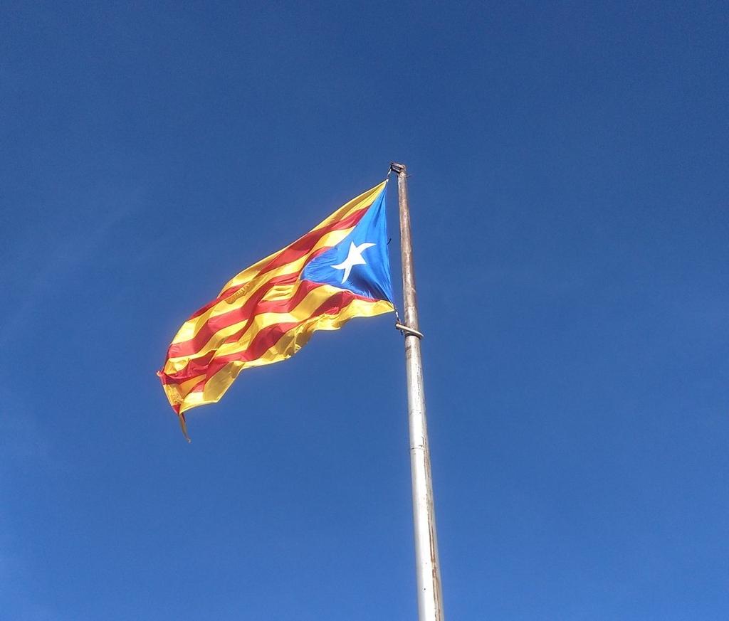 Torna a lluir l'estelada a l'entrada del poble. Gràcies al compromís dels que la renoven any rere any, i al suport de partits i entitats que hi col·laboren. #Independència
