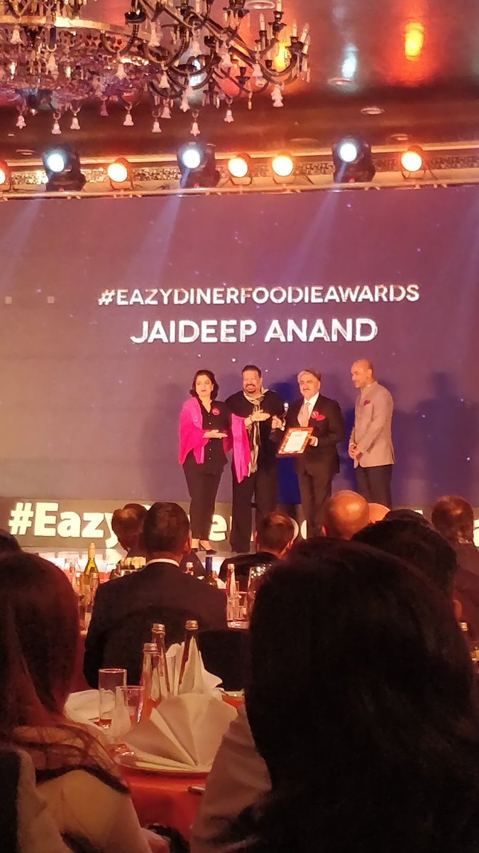 SamiyaShakir's tweet photo. Absolute Legend #JaideepAnand Best innovative hotelier always!  #EazyDinerFoodieAwards ! Whatay win! https://t.co/MDsURG0pMs