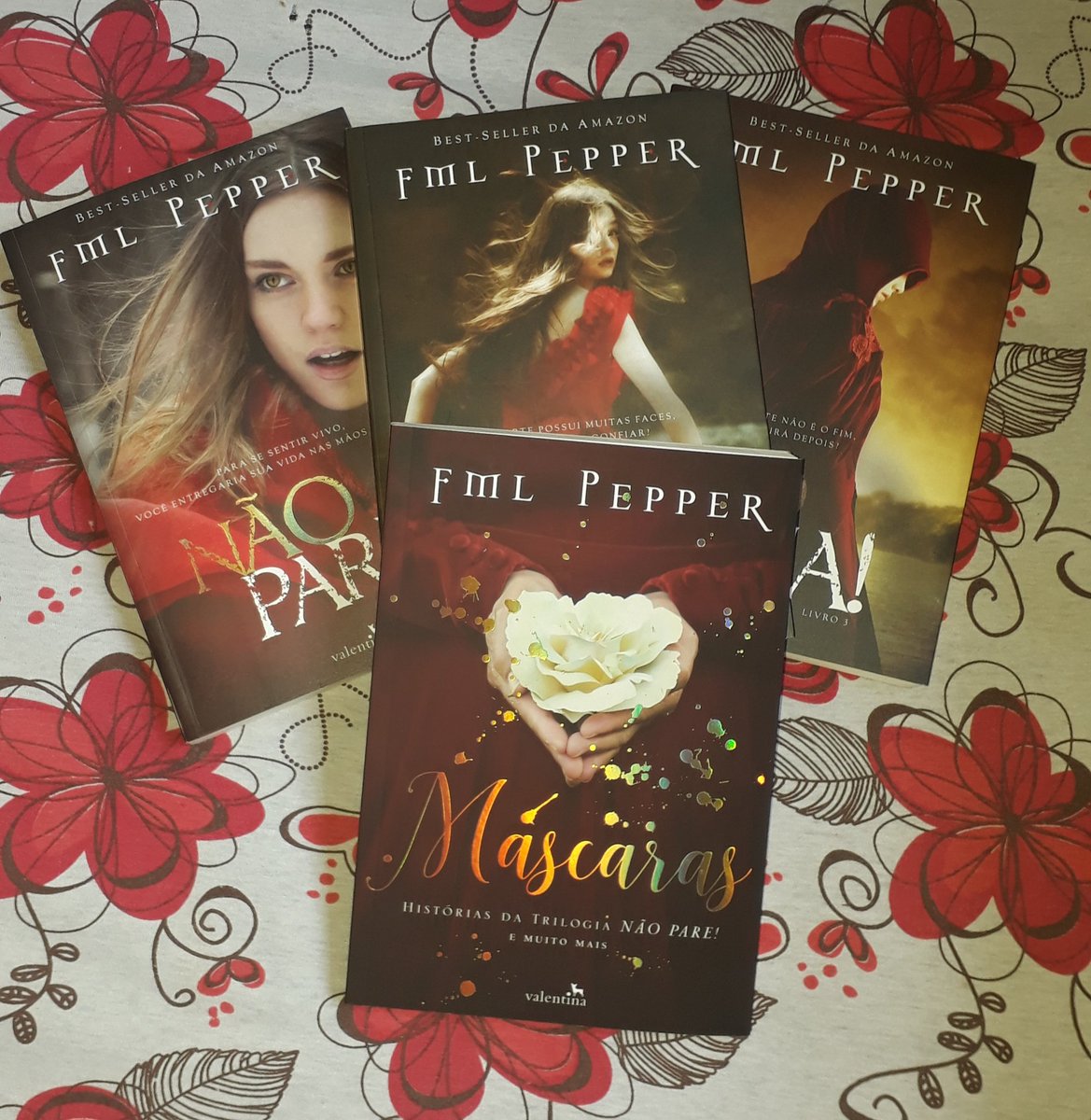 _marcela03's tweet photo. Estou relendo a Trilogia Não Pare da minha amada #FMLPepper para poder ler Máscaras e as emoções que vou sentindo com cada descoberta é como se estivesse lendo pela primeira. É incrível.
Obrigada @FMLPepper e @EdValentina https://t.co/fhPDqQt2r0
