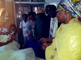 GhesheS's tweet photo. Nigeria's First Lady @aishambuhari has visited victims of #ItaFaaji building collapse receiving treatment at #LagosIsland General Hospital, which claimed the lives of 20 people, including children. No death recorded in a similar occurrence in #IbadanBuildingCollapse
#GetWellSoon https://t.co/Xggr557crs