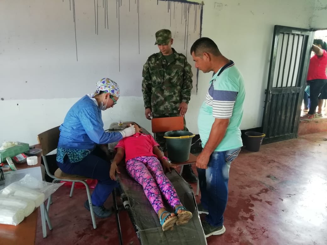 Ejercito_CAAID's tweet photo. Habitantes de 49 veredas de Curillo al sur de #Caquetá reciben servicios médicos en jornada de apoyo liderada por #BatallónJuanambú de @Ejercito_Div6 y articulada por programa #FeEnColombia. Esto demuestra que #HorusEsProgreso https://t.co/jXjrjtOWhA