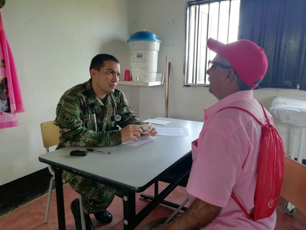 Ejercito_CAAID's tweet photo. Habitantes de 49 veredas de Curillo al sur de #Caquetá reciben servicios médicos en jornada de apoyo liderada por #BatallónJuanambú de @Ejercito_Div6 y articulada por programa #FeEnColombia. Esto demuestra que #HorusEsProgreso https://t.co/jXjrjtOWhA