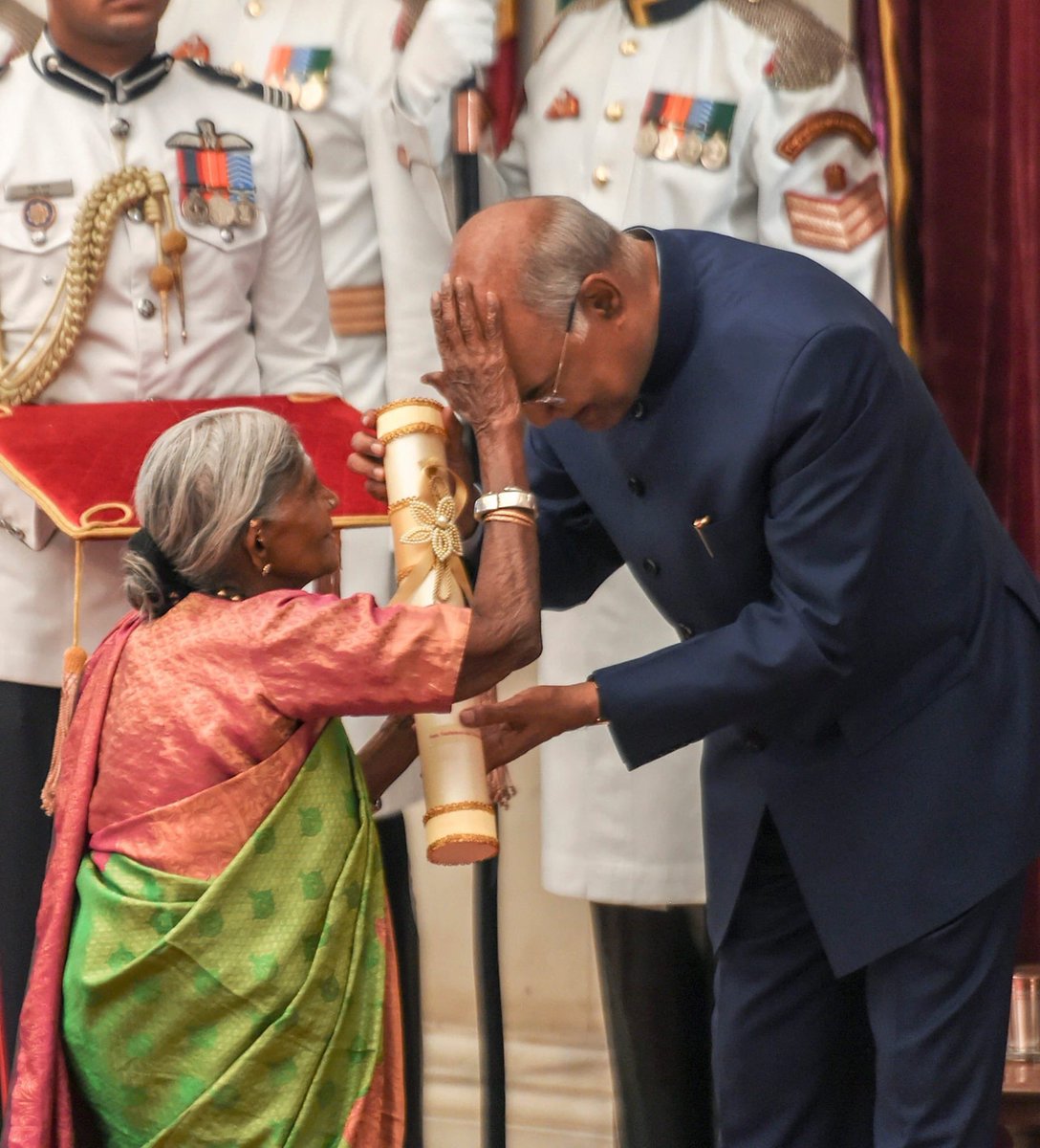 पद्म पुरस्कारों से राष्ट्र की सबसे श्रेष्ठ और योग्य प्रतिभाओं को सम्मानित करना राष्ट्रपति के लिए प्रसन्नता का विषय होता है। लेकिन आज जब पर्यावरण की रक्षा में तत्पर, कर्नाटक की 107 वर्ष की वयोवृद्धा सालुमरदा तिम्मक्का ने आशीर्वाद देते हुए मेरे सिर पर हाथ रखा तो मेरा हृदय भर आया।