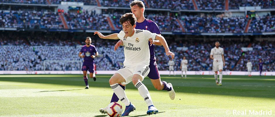 Balón en movimiento para la segunda mitad en el #SantiagoBernabéu.
#RealMadrid 0-0 #CeltaVigo
#LaLiga
