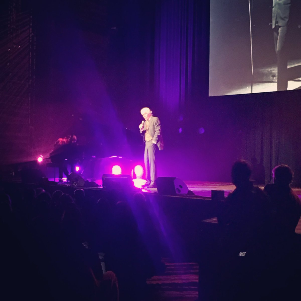 Een hoogtepunt voor veel bezoekers van vandaag: het optreden van Paul van Vliet die 50 jaar geleden ook tijdens de opening van het gebouw op de planken stond met het lied Toute La Haye est là #festivaltijd #vijftigjaarworldforum #revolutionofevents