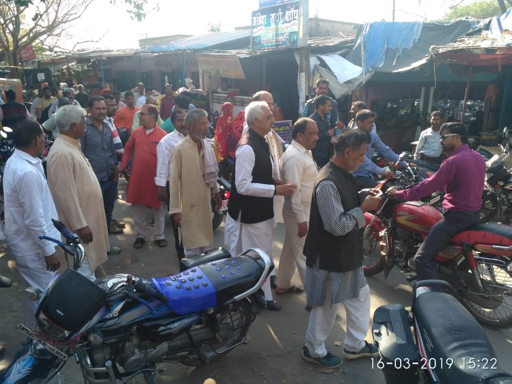 DCCDeoriaINC's tweet photo. भटनी , लोकसभा क्षेत्र देवरिया की जनता ने श्री अखिलेश प्रताप सिंह का भरपूर स्वागत किया । लोगों की अपार भीड़ ने एक सुर मे कहा कि “”अबकि बार”        “अखिलेश प्रताप”” https://t.co/4jL8xEldSO