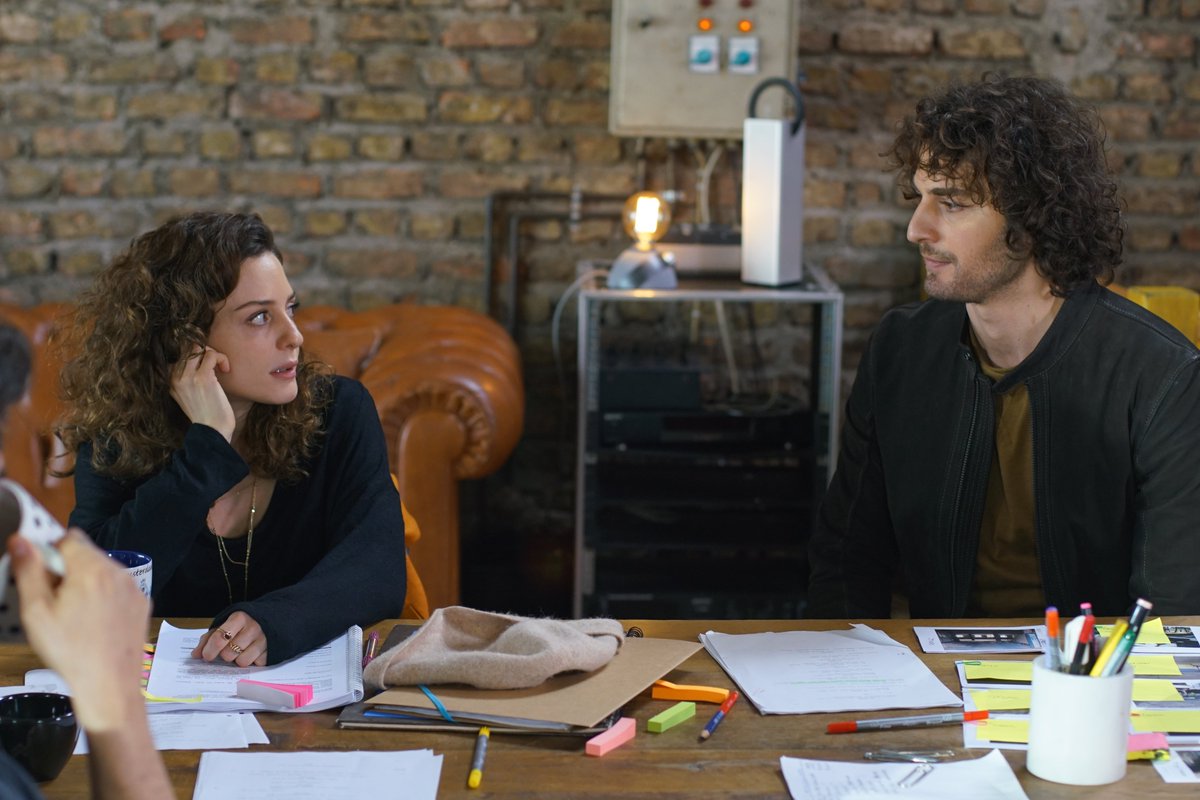 Derya ve Berk tanıştıklarına pek memnun olmadılar (!) 😄 #birailehikayesi <a href="/birailehikayesi/">Bir Aile Hikayesi</a>