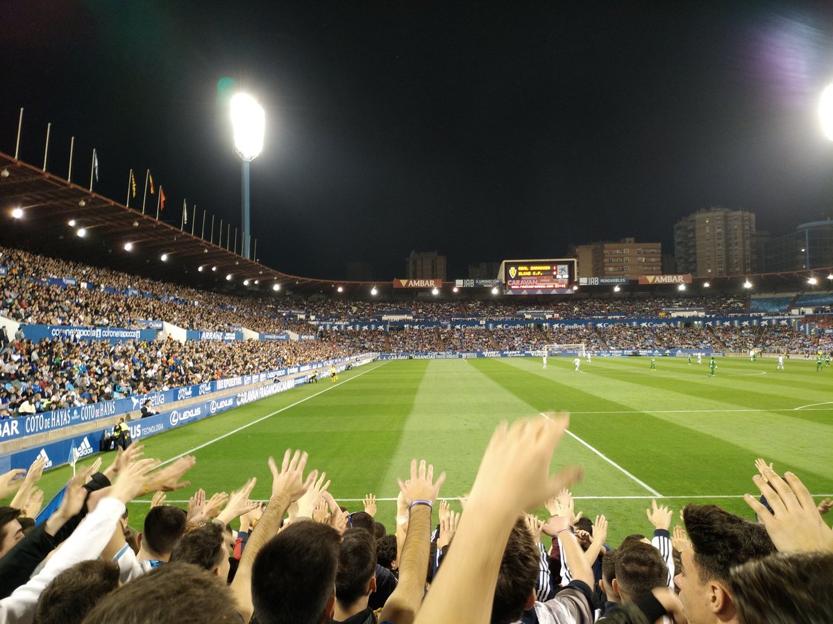 monti1023's tweet photo. Así se viven los partidos en el campo del que hoy empezaba como 18° clasificado de 2a división tras 10 años pésimos. Se que para algunos es muy divertido mofarse de los que se aferran al orgullo de un escudo como última esperanza. Pero muchos no vivireis jamás algo semejante. 🦁 https://t.co/h2IMTrS8t6