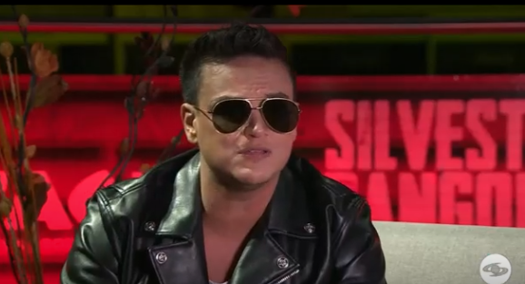 LaRedCaracol's tweet image. #ManosAlFuego
Muchas criticas ha recibido Silvestre por su más reciente video, en el que aparece vestido de mujer.