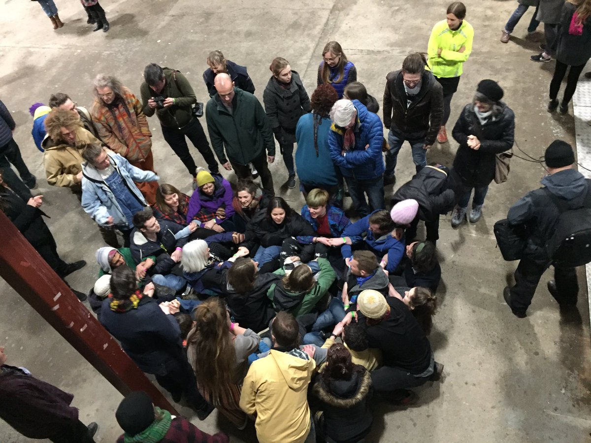 ExtinctionR's tweet image. '“What we do to nature we do to ourselves” Standing ovation... for Satish Kumar &amp;amp; Skeena Rathor', @salenagodden

"It's all happening", @_newworldrevolt

Training, @MarcusxGrant

"We're open", @TheVeganPyramid

#SpringUprising festival, join us tomorrow: springuprising.com