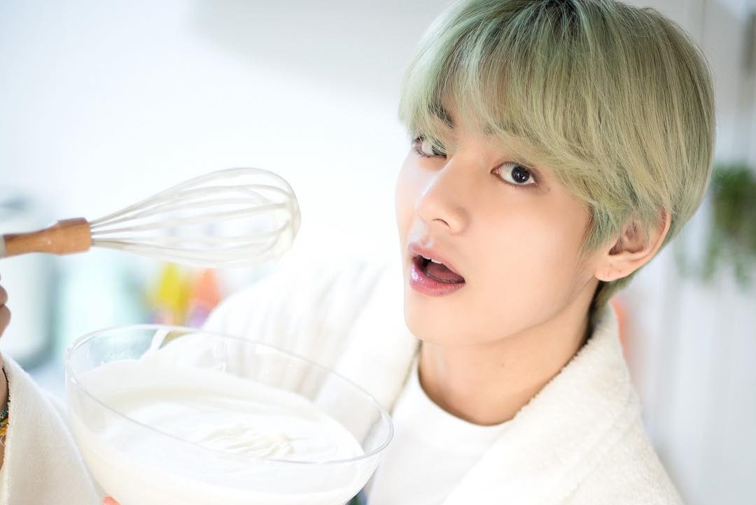 MayyTae12's tweet photo. My lovely, sweety, very cute bby, most handsome in world and my heart hehe💜💜 we purple you💜
#TeamBTS #TwitterBestFandom #SoompiAwards @BTS_twt #BTSARMY #Taehyung #VBTS https://t.co/89x25to2wo