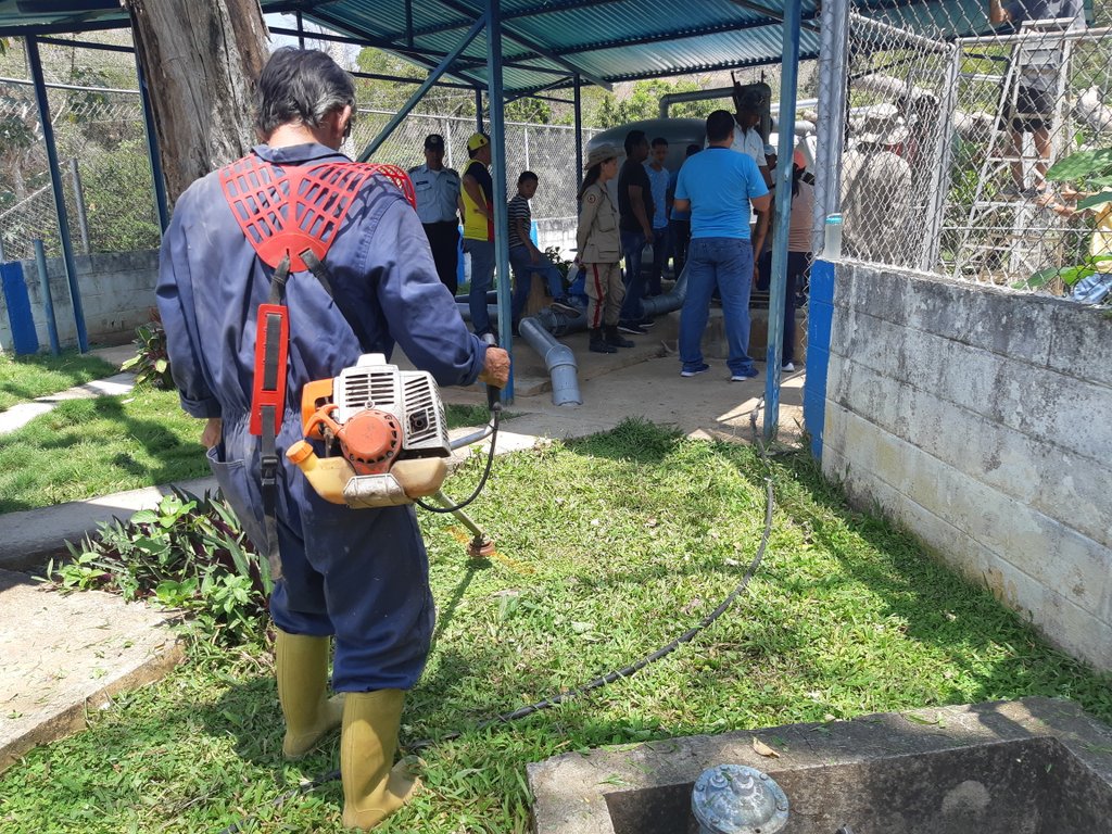 En el marco del #EjercicioCivicoMilitar #AnaKarinaRote y #EnDefensaDeLaPatria nos encontramos realizando un megaoperativo de atención integral a nuestros centros priorizados de servicios públicos en todo San Sebastián. #AHORA Sub Estación Eléctrica #Desmalezamiento #Iluminación