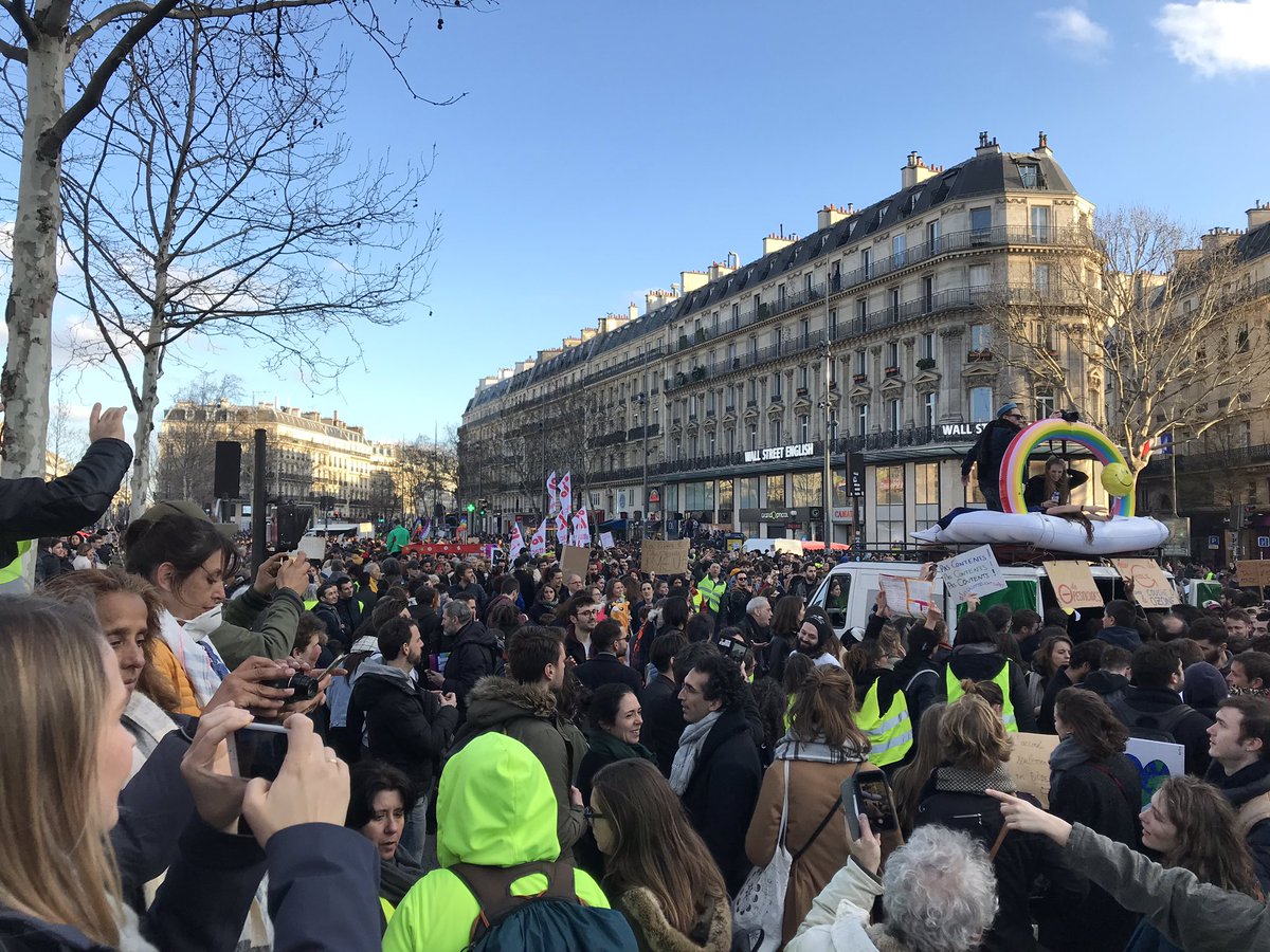 Waouh! Le vent du changement souffle. 107 000 personnes étaient dans les rues à #Paris, pour réclamer une politique climatique forte et juste 💪🏾. Plus de 300 0000  citoyens à travers la #France! 🌎 On continue #Marchedusiecle #ClimateChange #Klimaatmars