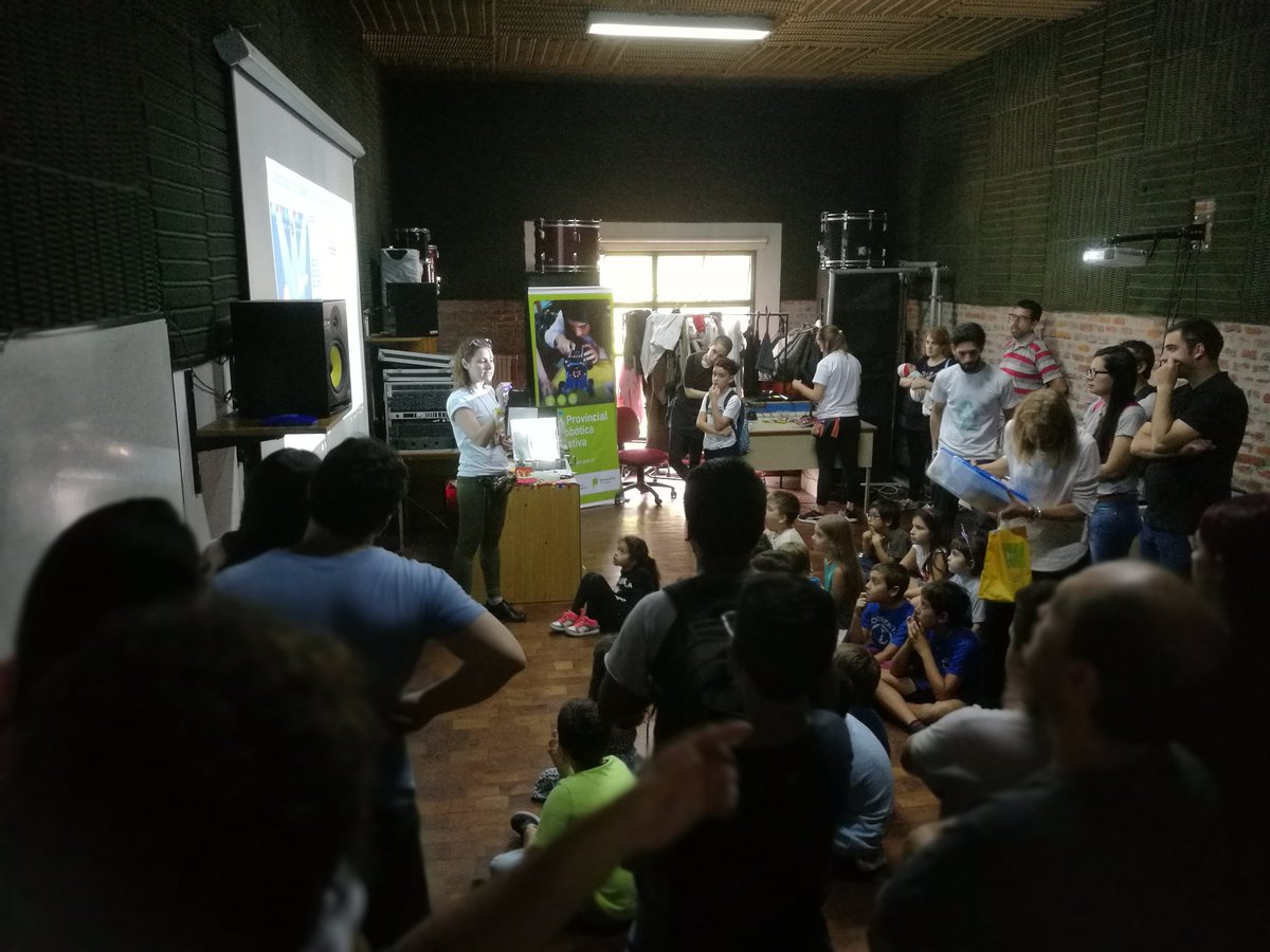 innovacionUNQ's tweet image. La UNQ se llenó de tecnología y entusiasmo en el #ArduinoDayQuilmes 💪🏽👏