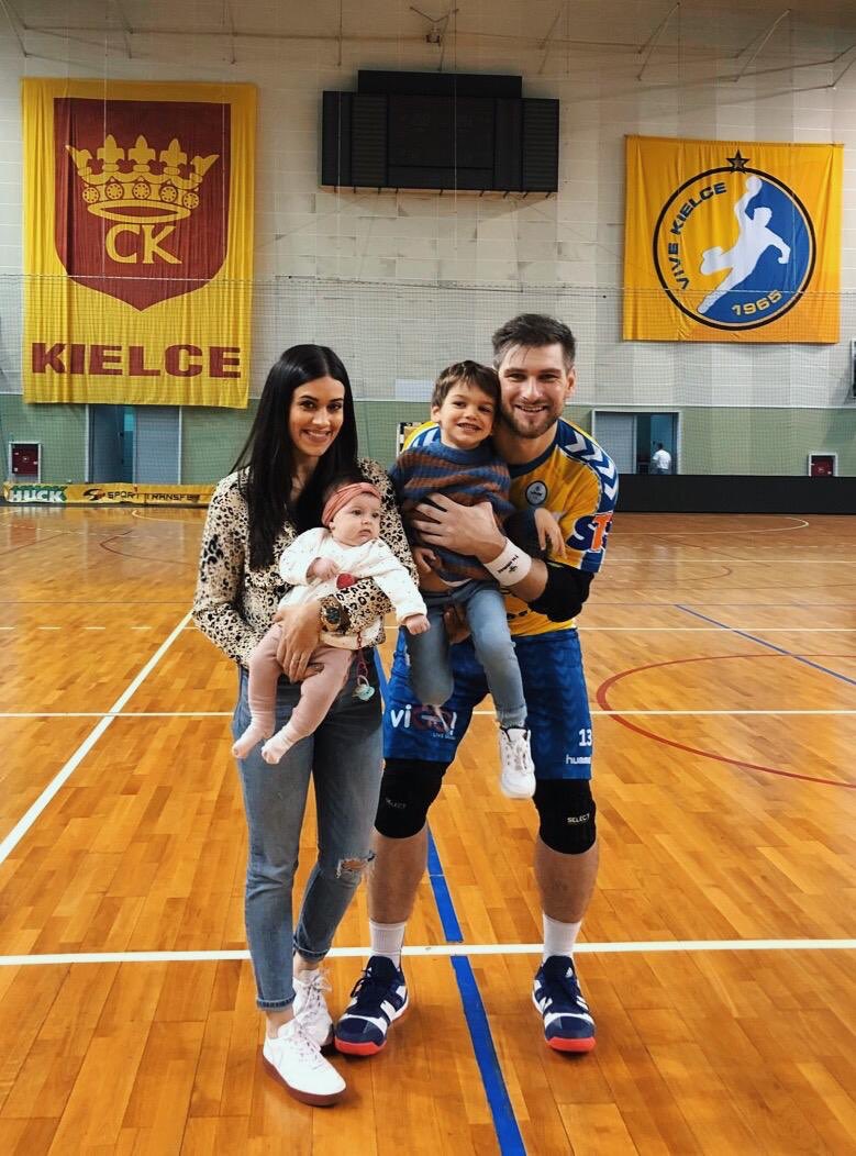 JulenAginagalde's tweet photo. Primer partido de Ane! 👶🏼 Pero creo que alguno se lo ha pasado mejor...! 👦🏽 #lovethem #grgrgr

Pierwszy mecz Ane! 👶🏼 Ale chyba ktoś się bawił lepiej! 👦🏽 @kielcehandball https://t.co/gF95w5oanN